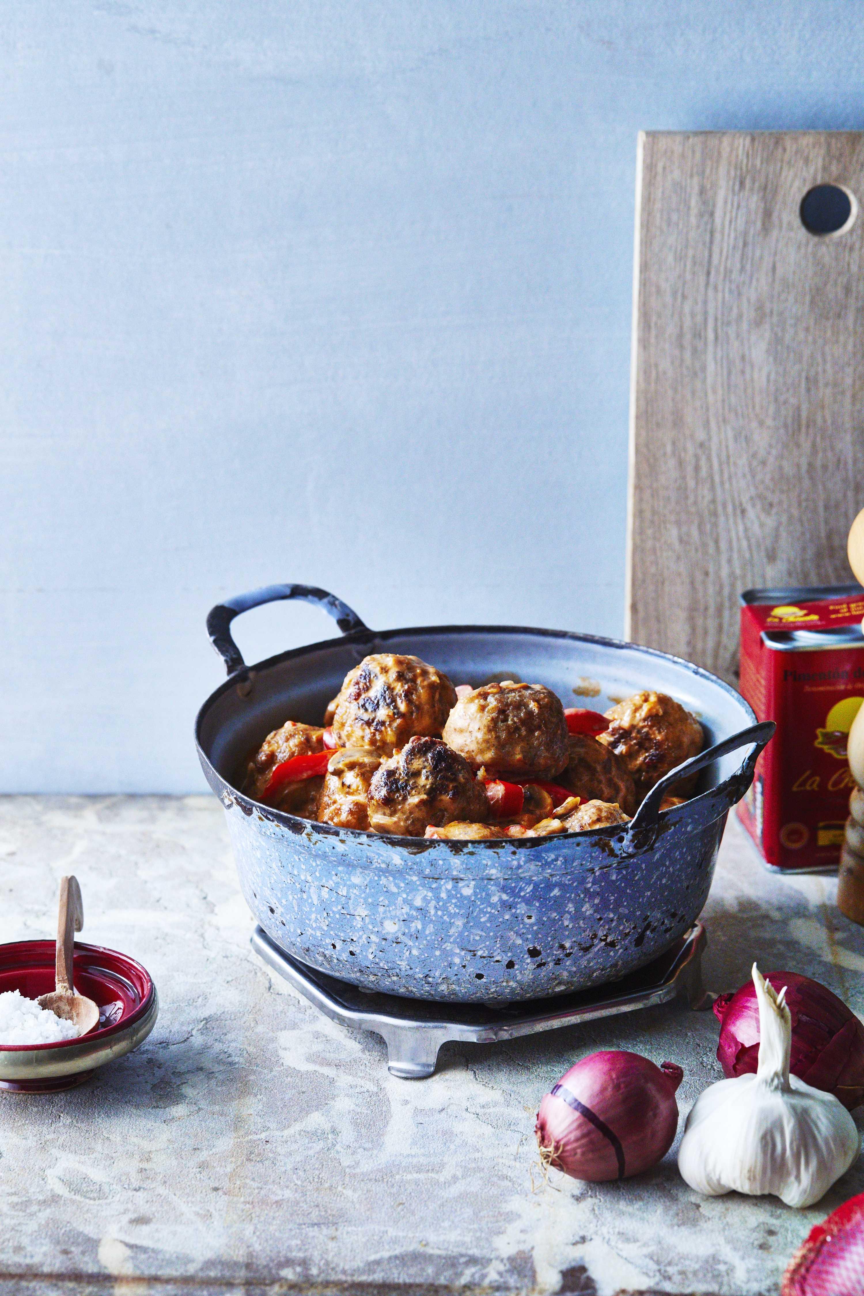 Stoofpotje met balletjes, paprika en champignons